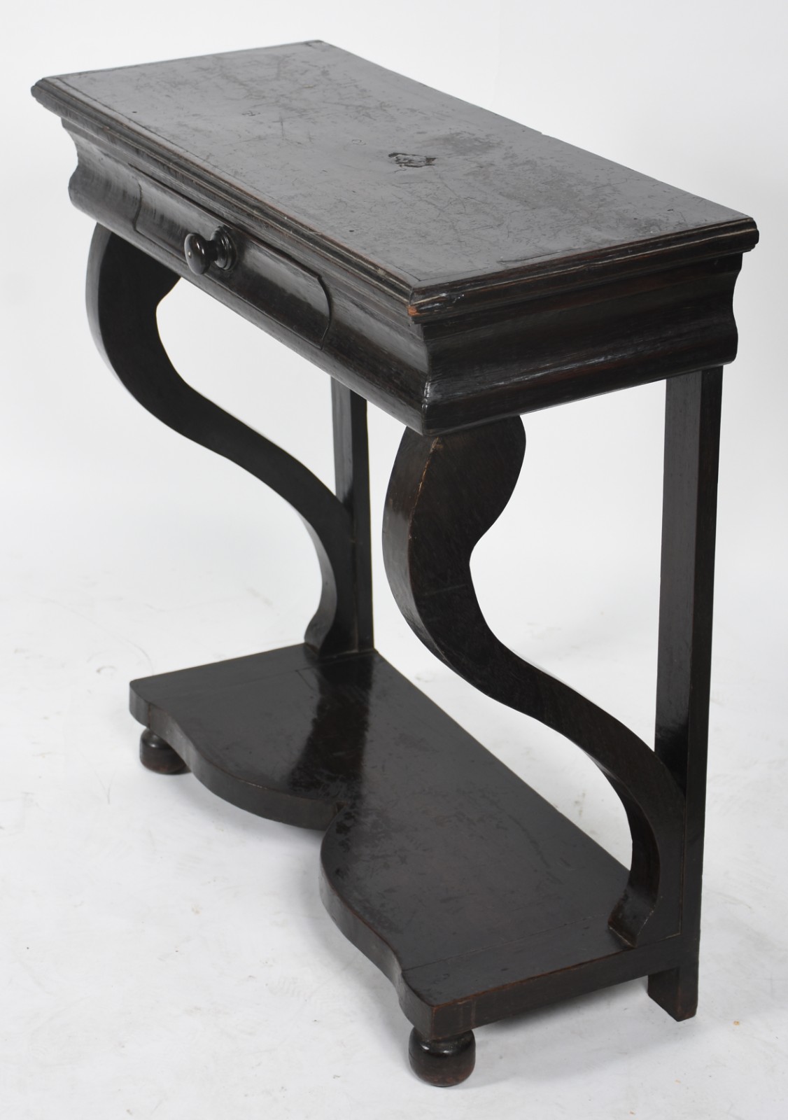 Console de madeira nobre, uma gaveta, pernas frontais arqueadas... - foto 1 de 5