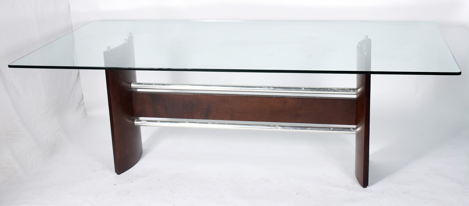 Mesa de jantar com tampo de vidro e base de madeira com detalhes de... - foto 1 de 4