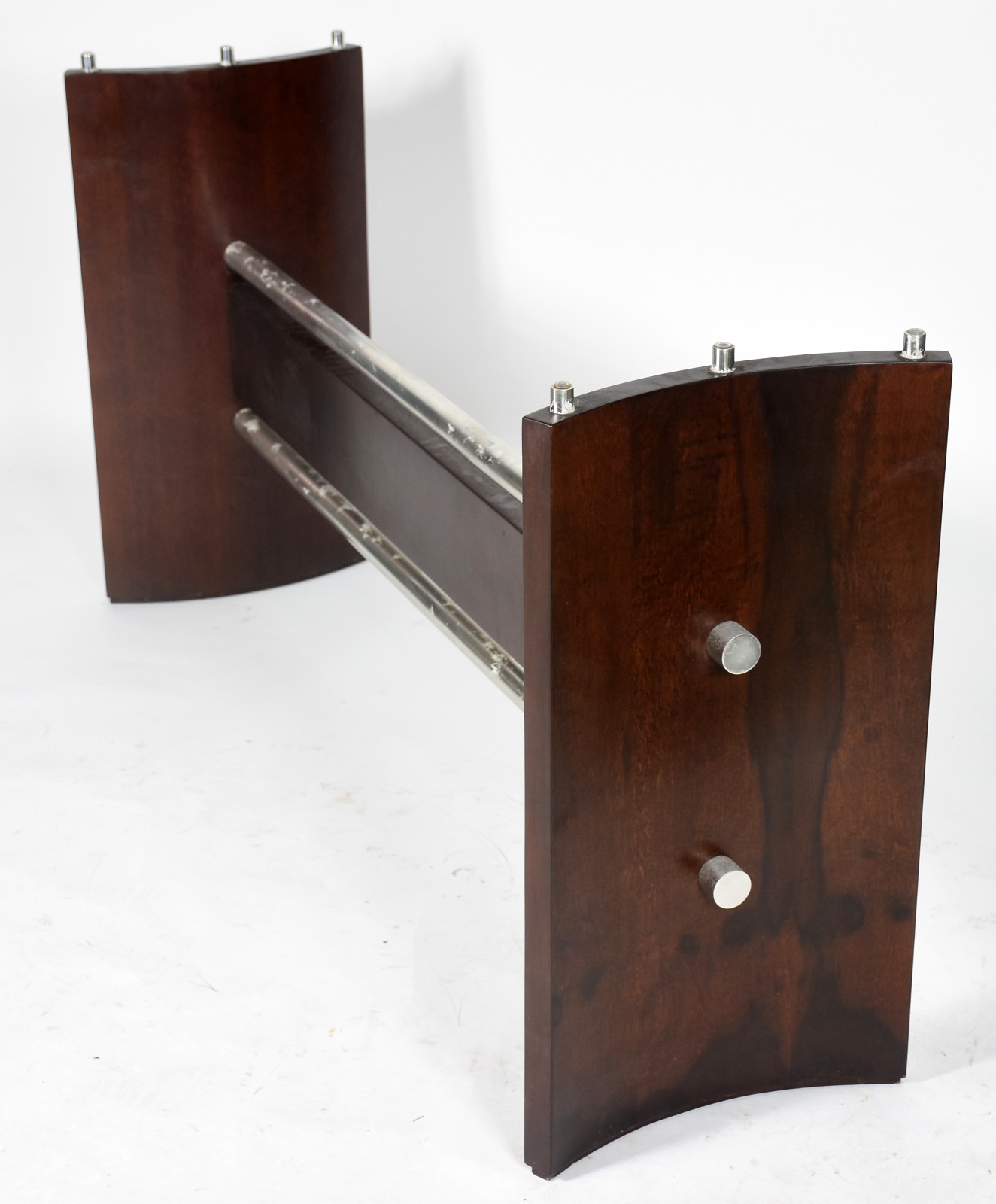Mesa de jantar com tampo de vidro e base de madeira com detalhes de... - foto 2 de 4