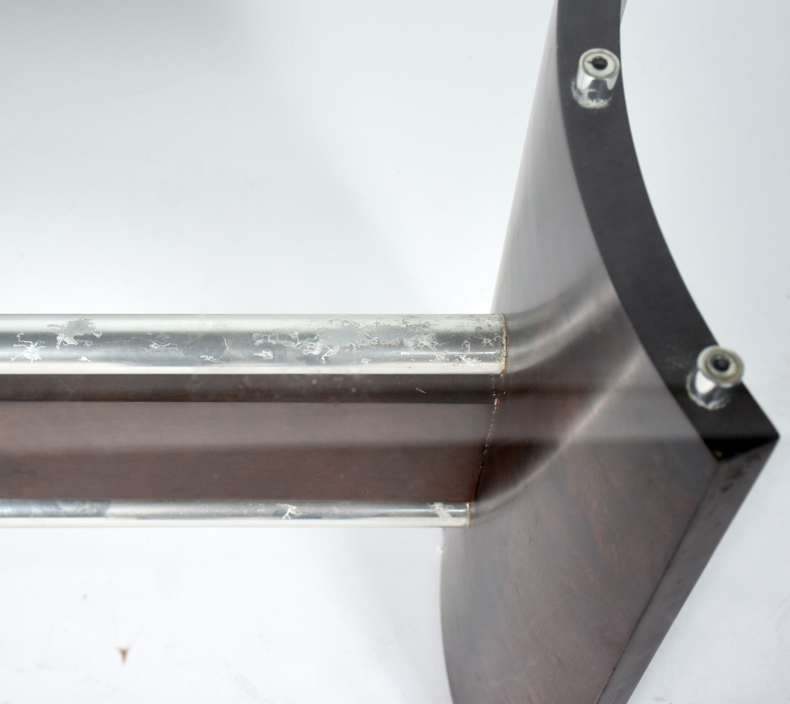 Mesa de jantar com tampo de vidro e base de madeira com detalhes de... - foto 3 de 4