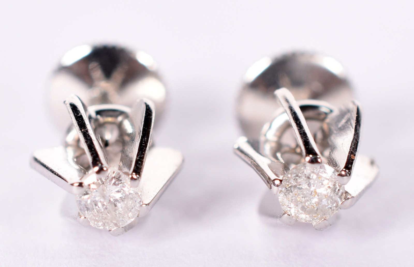 Par de brincos de ouro branco com 2 brilhantes de 0,10 ct. Total 0,20... - foto 1 de 3