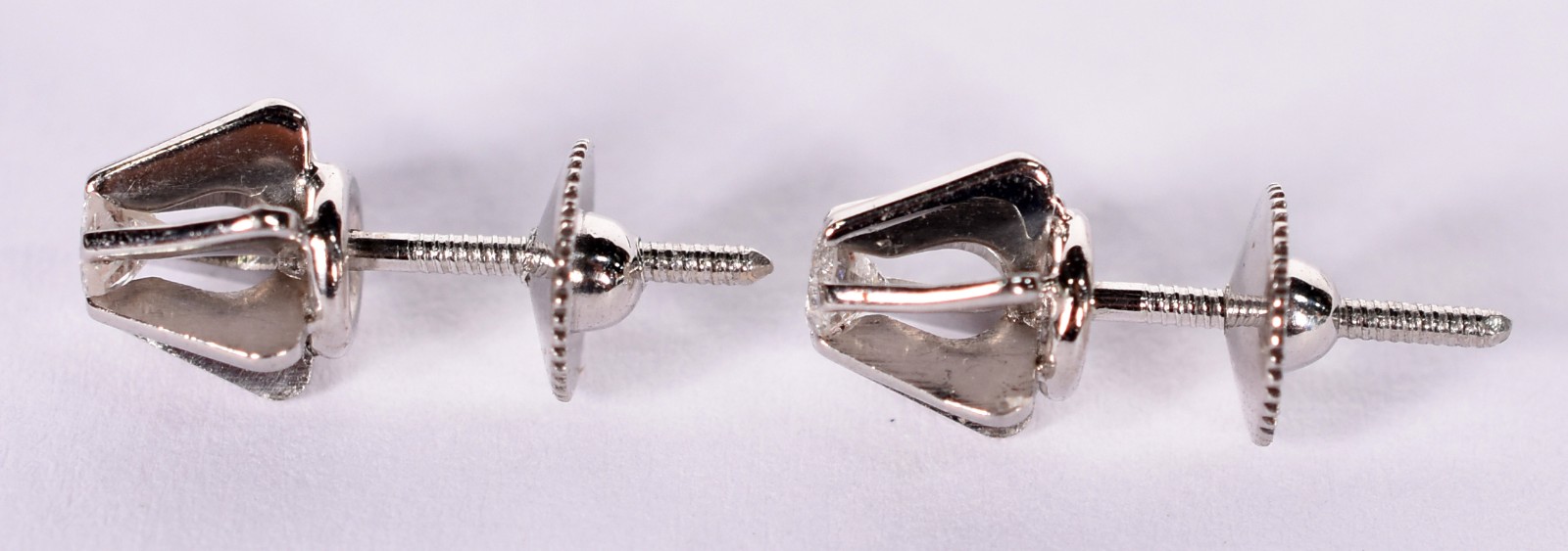 Par de brincos de ouro branco com 2 brilhantes de 0,10 ct. Total 0,20... - foto 2 de 3