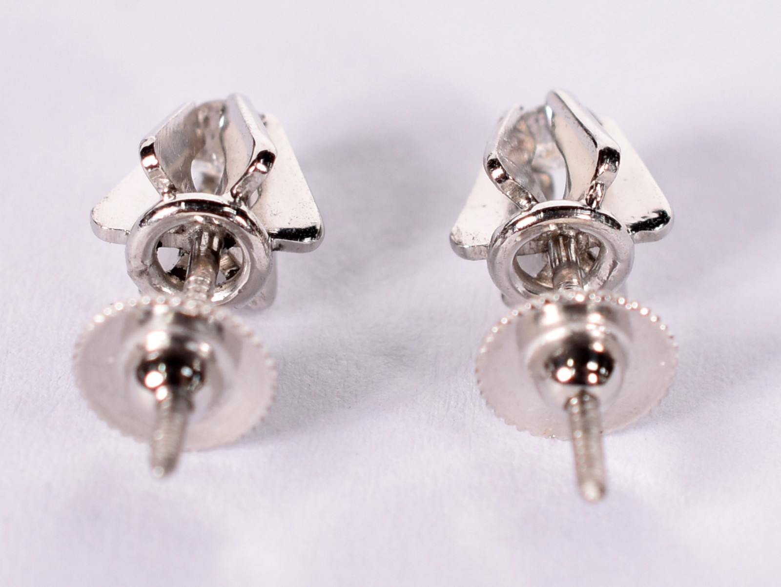 Par de brincos de ouro branco com 2 brilhantes de 0,10 ct. Total 0,20... - foto 3 de 3