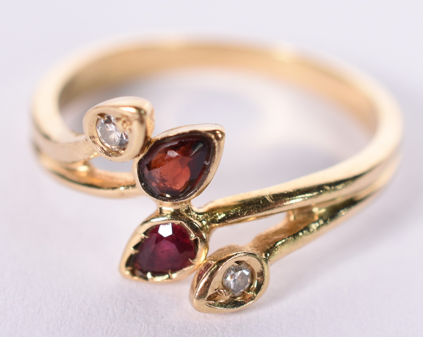Anel de ouro 750 com 2 safiras e duas pedras brancas, aro 13 (Por... - foto 1 de 4