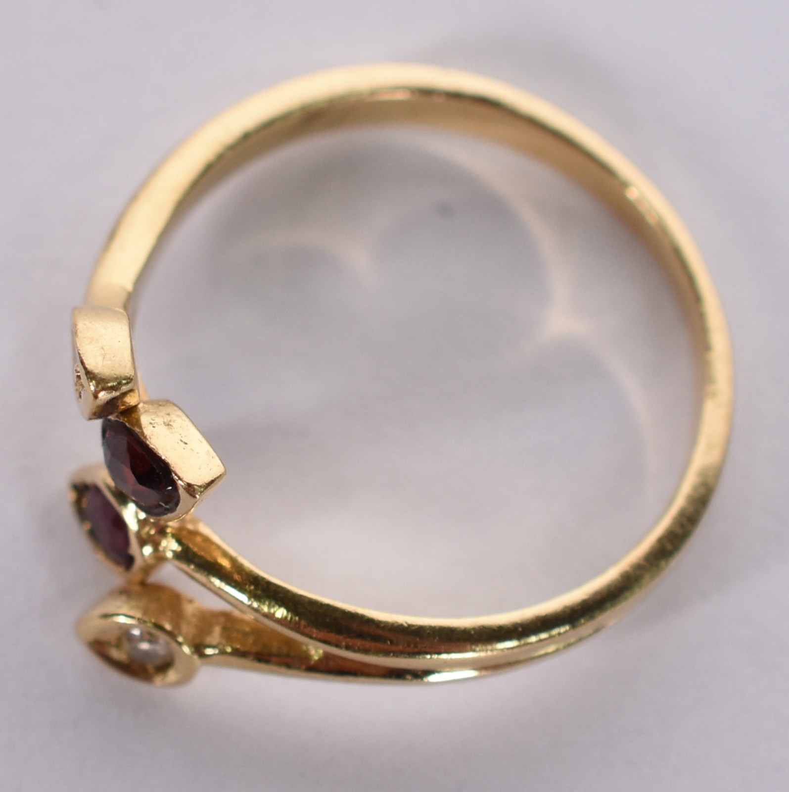 Anel de ouro 750 com 2 safiras e duas pedras brancas, aro 13 (Por... - foto 2 de 4