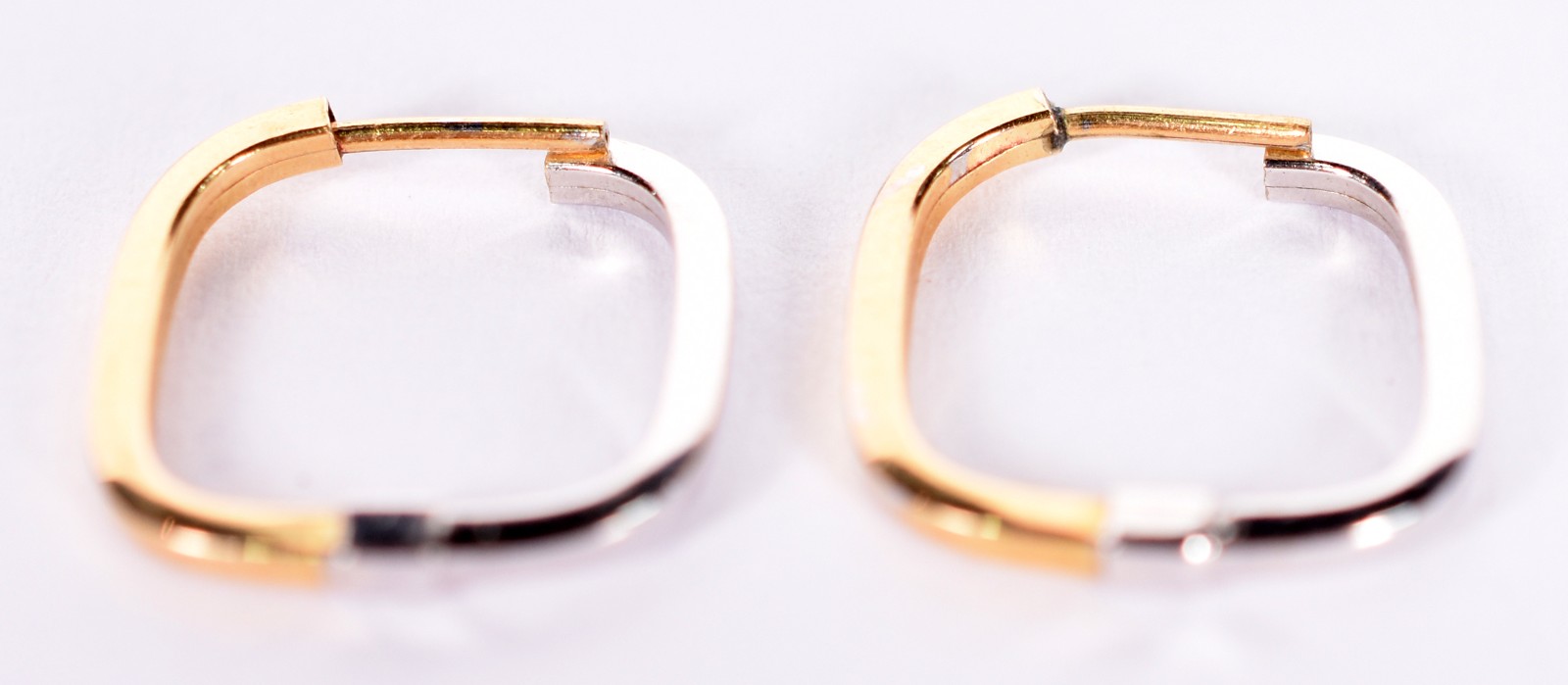 Par de brincos de ouro branco contraste 750 e ouro amarelo (Por... - foto 1 de 3