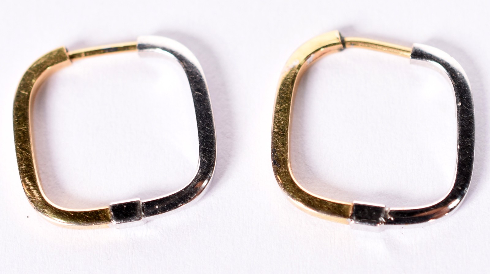 Par de brincos de ouro branco contraste 750 e ouro amarelo (Por... - foto 2 de 3