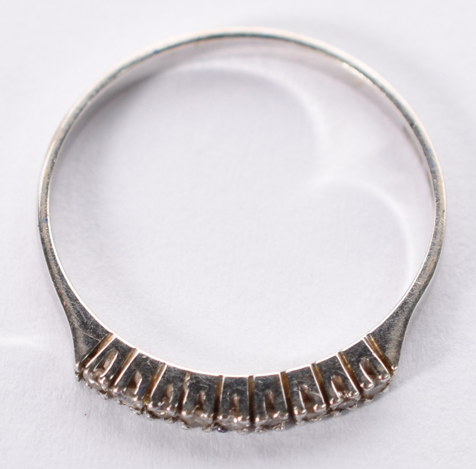 Anel de ouro branco 750 com 9 brilhantes, aro 15 (Por motivos de... - foto 2 de 4