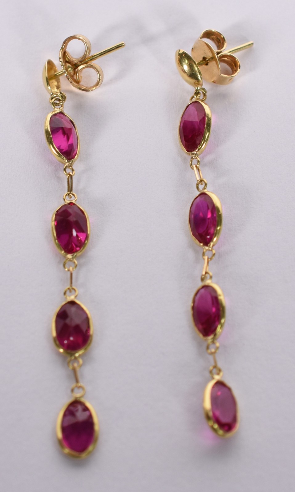 Par de brincos de ouro feitio pendente vermelho com pedras (Por... - foto 2 de 3