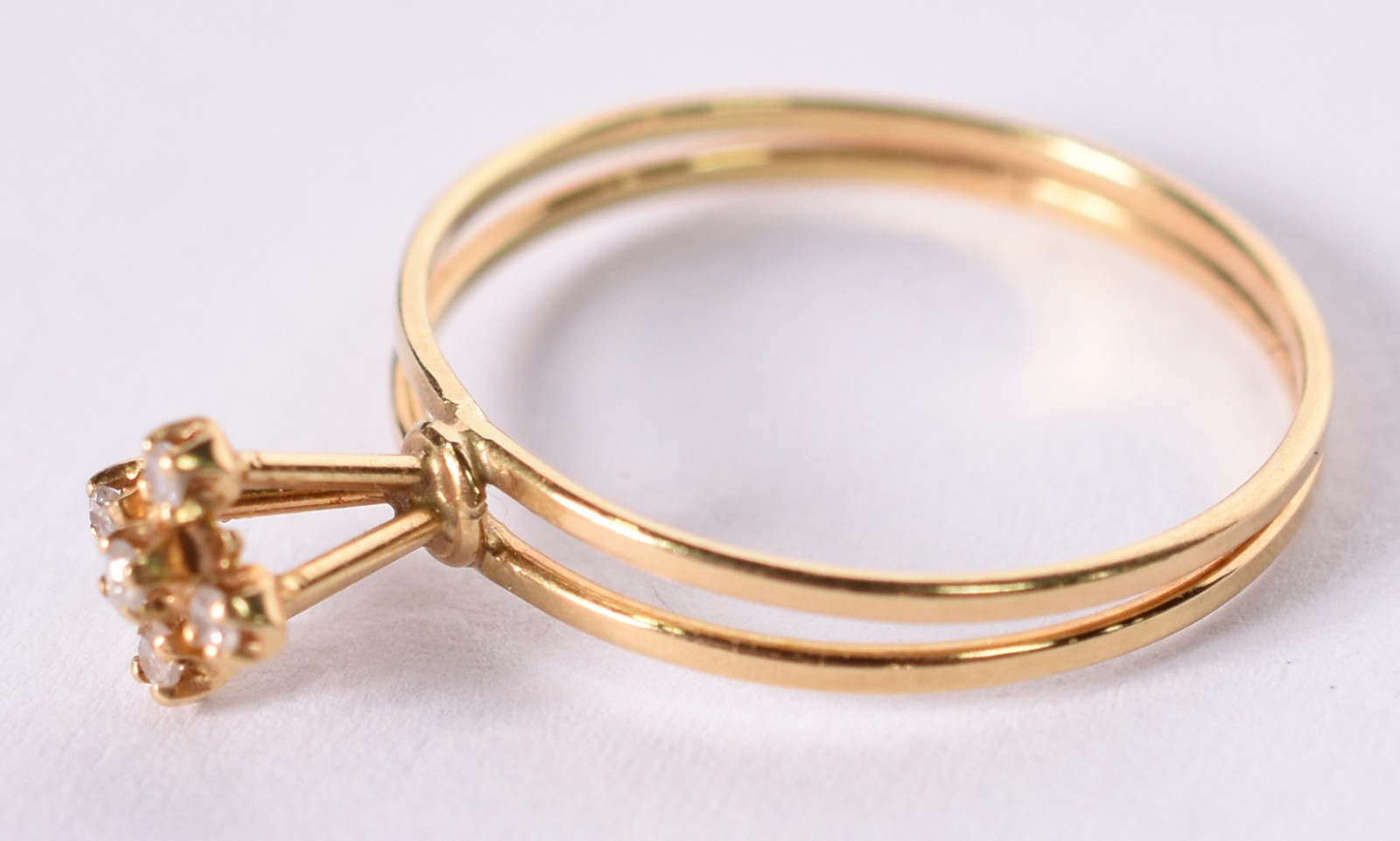 Anel de ouro com 5 mini brilhantes, aro 15 (Por motivos de segurança... - foto 2 de 3