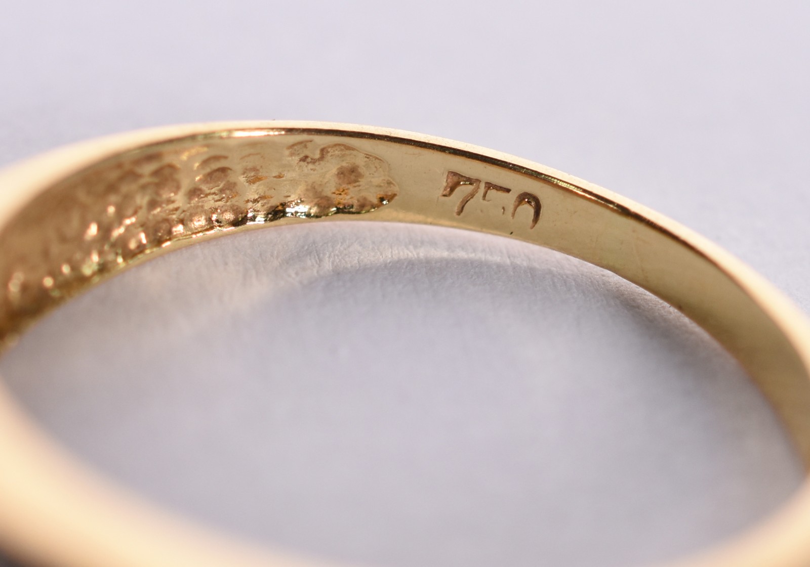 Anel de ouro contraste 750 com pequenos brilhantes, aro 17 (Por... - foto 4 de 5