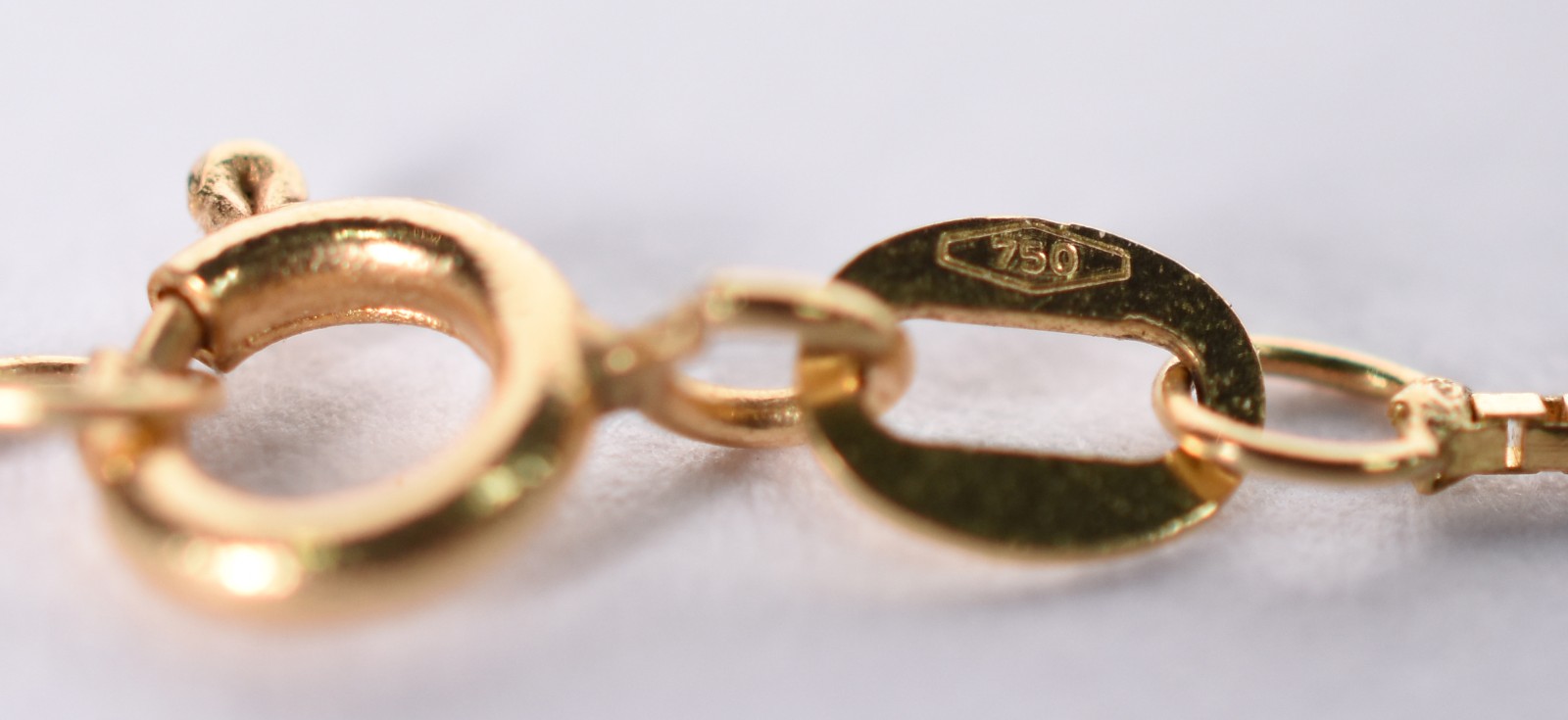 Gargantilha de ouro 18 k com pingente feitio coração (Por motivos de... - foto 3 de 4
