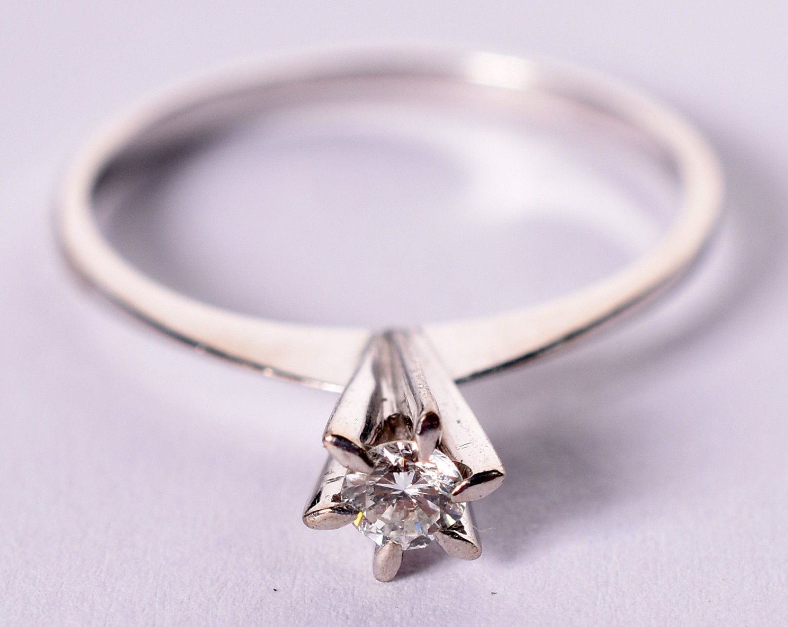 Solitário de ouro branco com 1 brilhante de 0,18 ct, aro 18 (Por... - foto 1 de 3