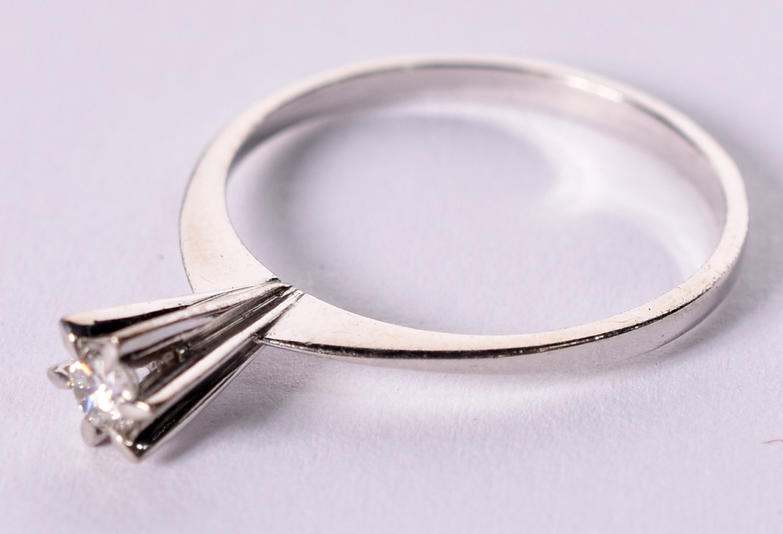 Solitário de ouro branco com 1 brilhante de 0,18 ct, aro 18 (Por... - foto 2 de 3