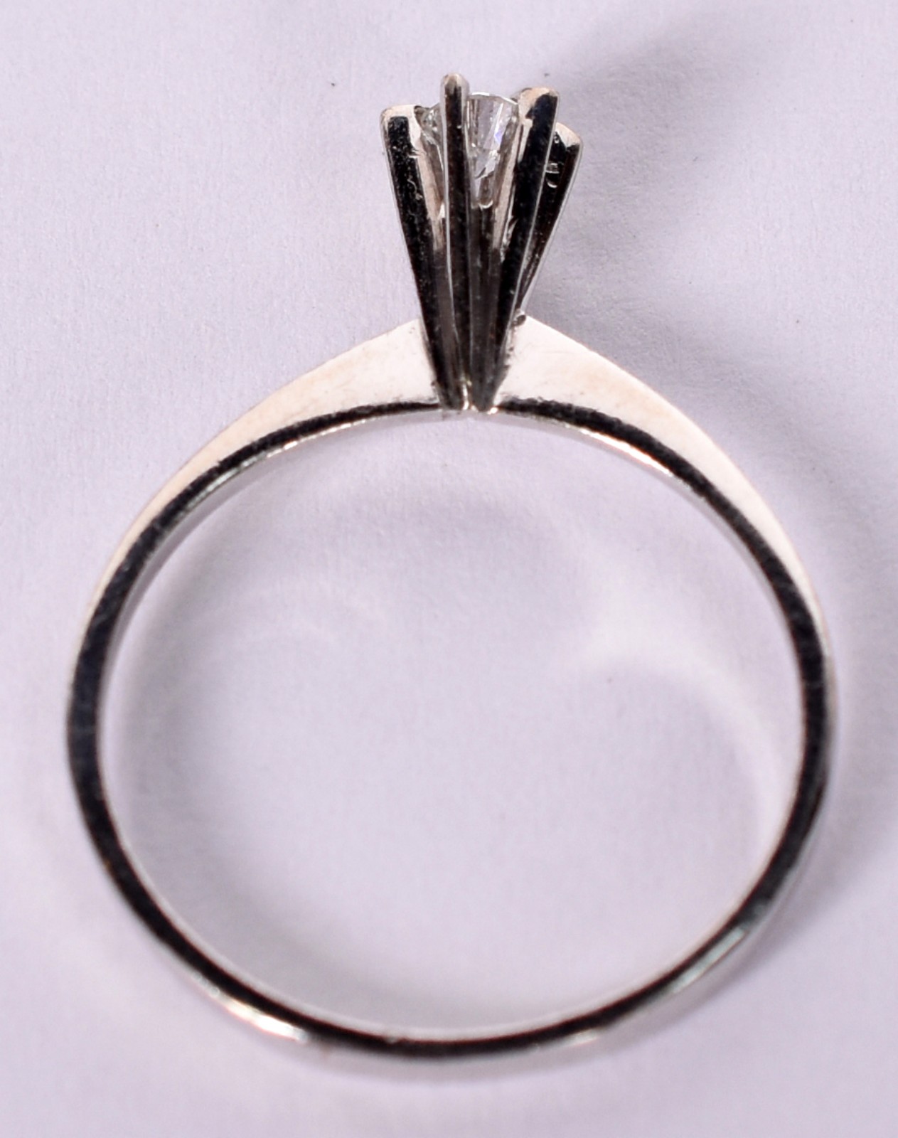 Solitário de ouro branco com 1 brilhante de 0,18 ct, aro 18 (Por... - foto 3 de 3