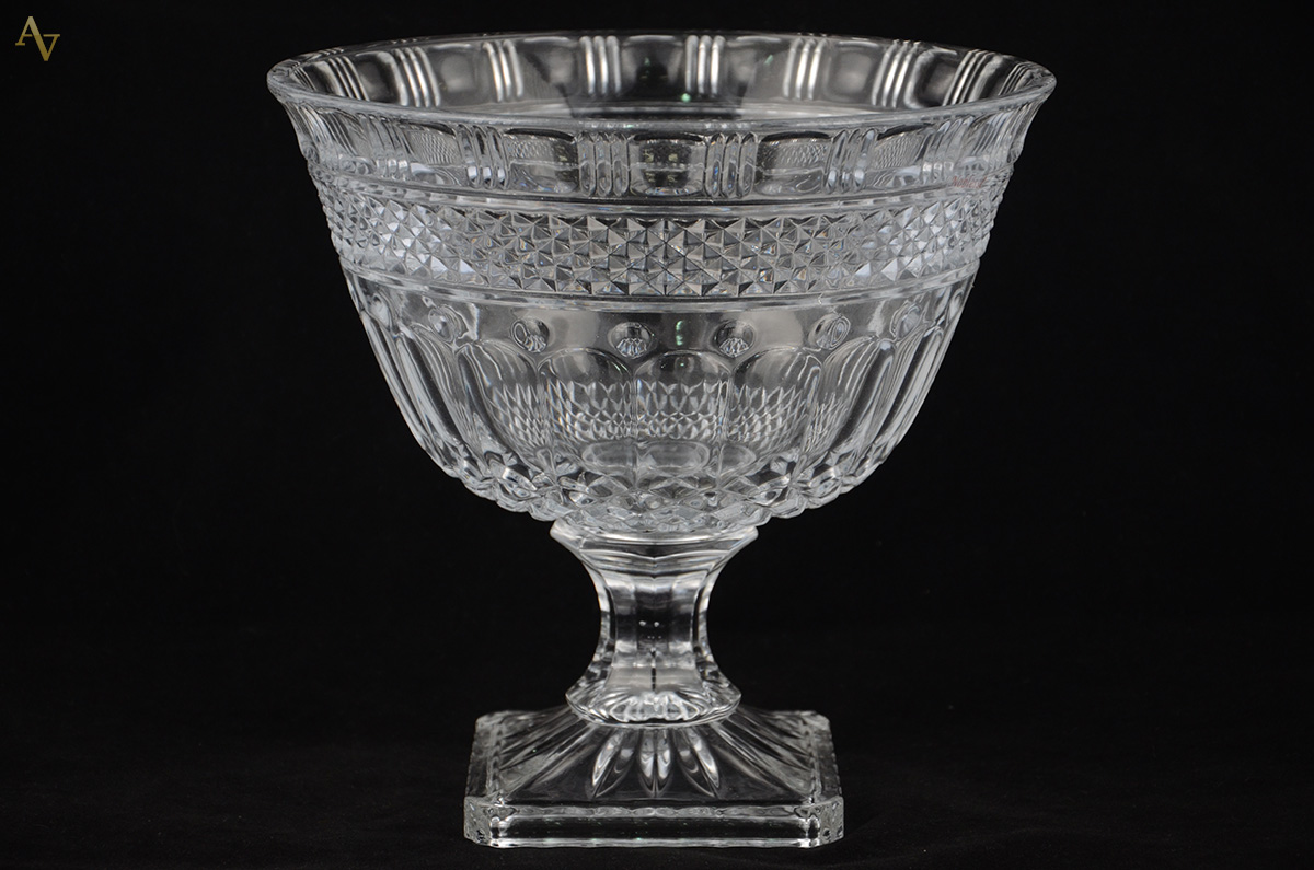 Fruteira de cristal lapidado da Bohemia. Altura 25 cm.