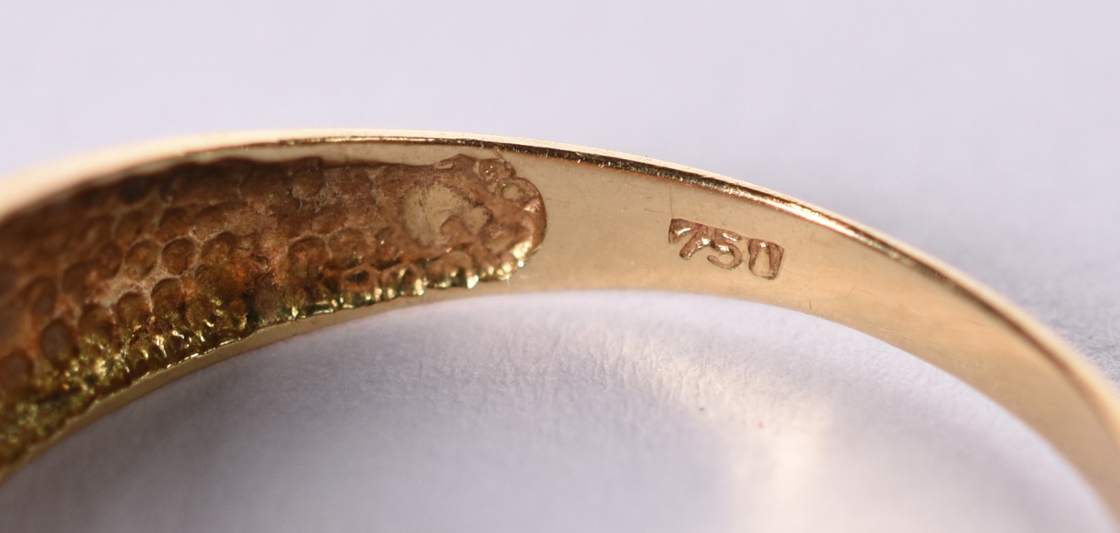 Anel de ouro contrastado 750 com 32 brilhantes, aro 17 (Por motivos... - foto 3 de 5