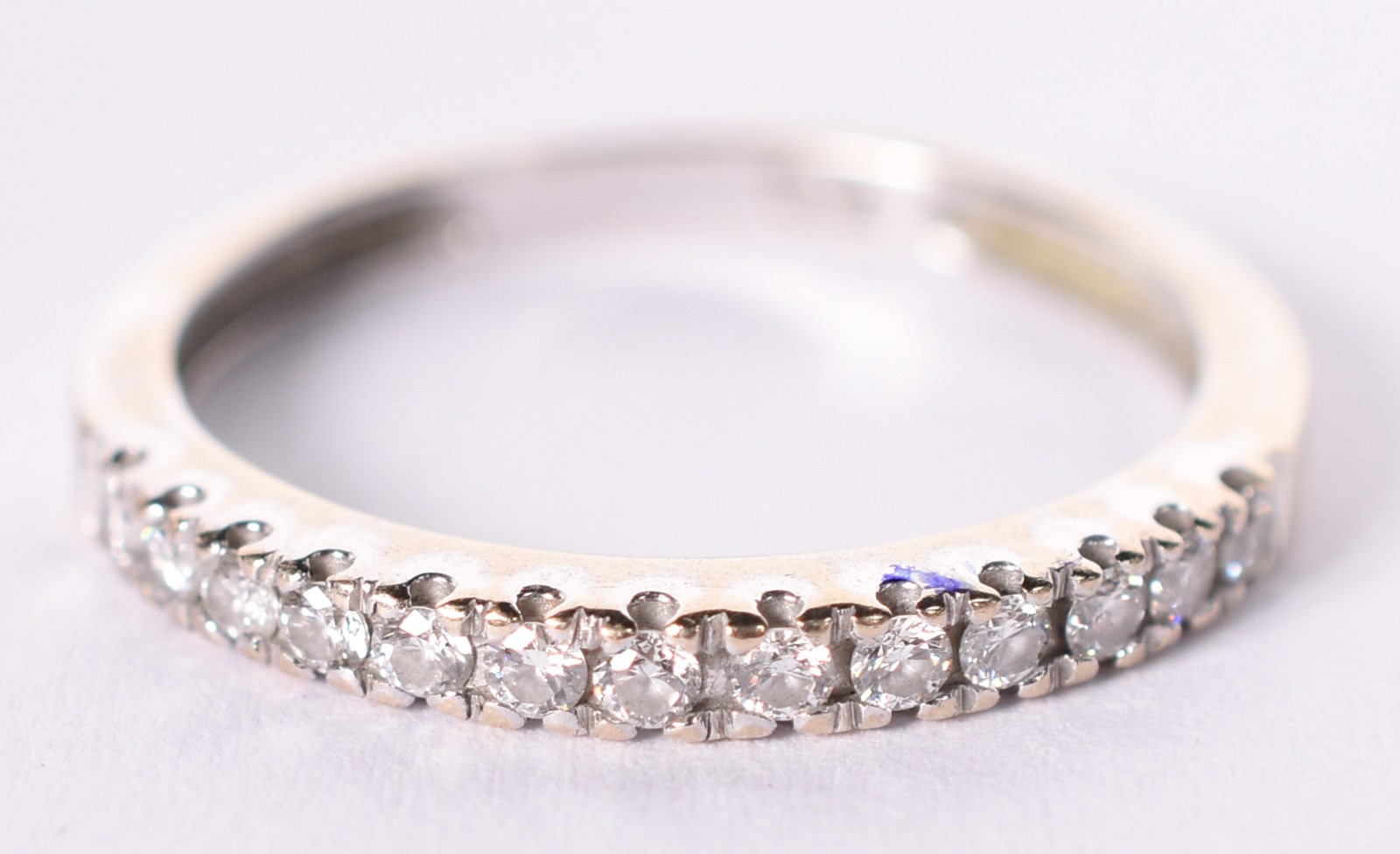 Anel de ouro branco com 12 brilhantes de 0,02 cada, total 0,24 ct... - foto 1 de 5