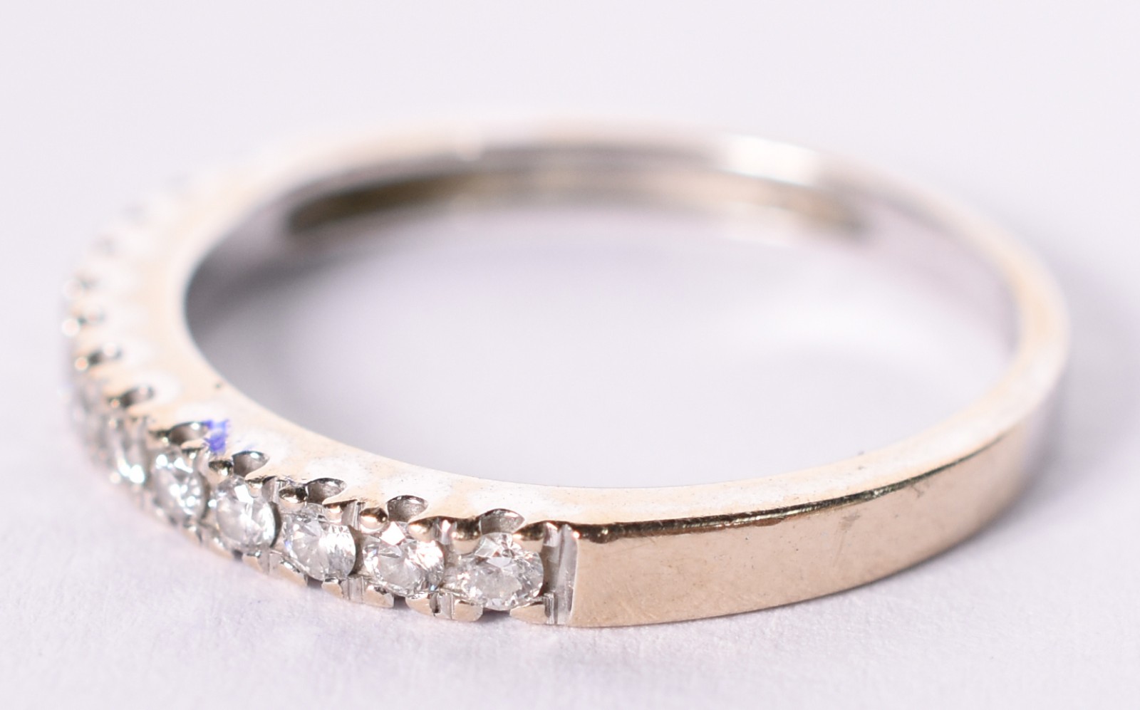 Anel de ouro branco com 12 brilhantes de 0,02 cada, total 0,24 ct... - foto 2 de 5