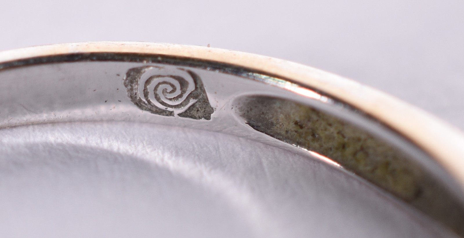 Anel de ouro branco com 12 brilhantes de 0,02 cada, total 0,24 ct... - foto 3 de 5
