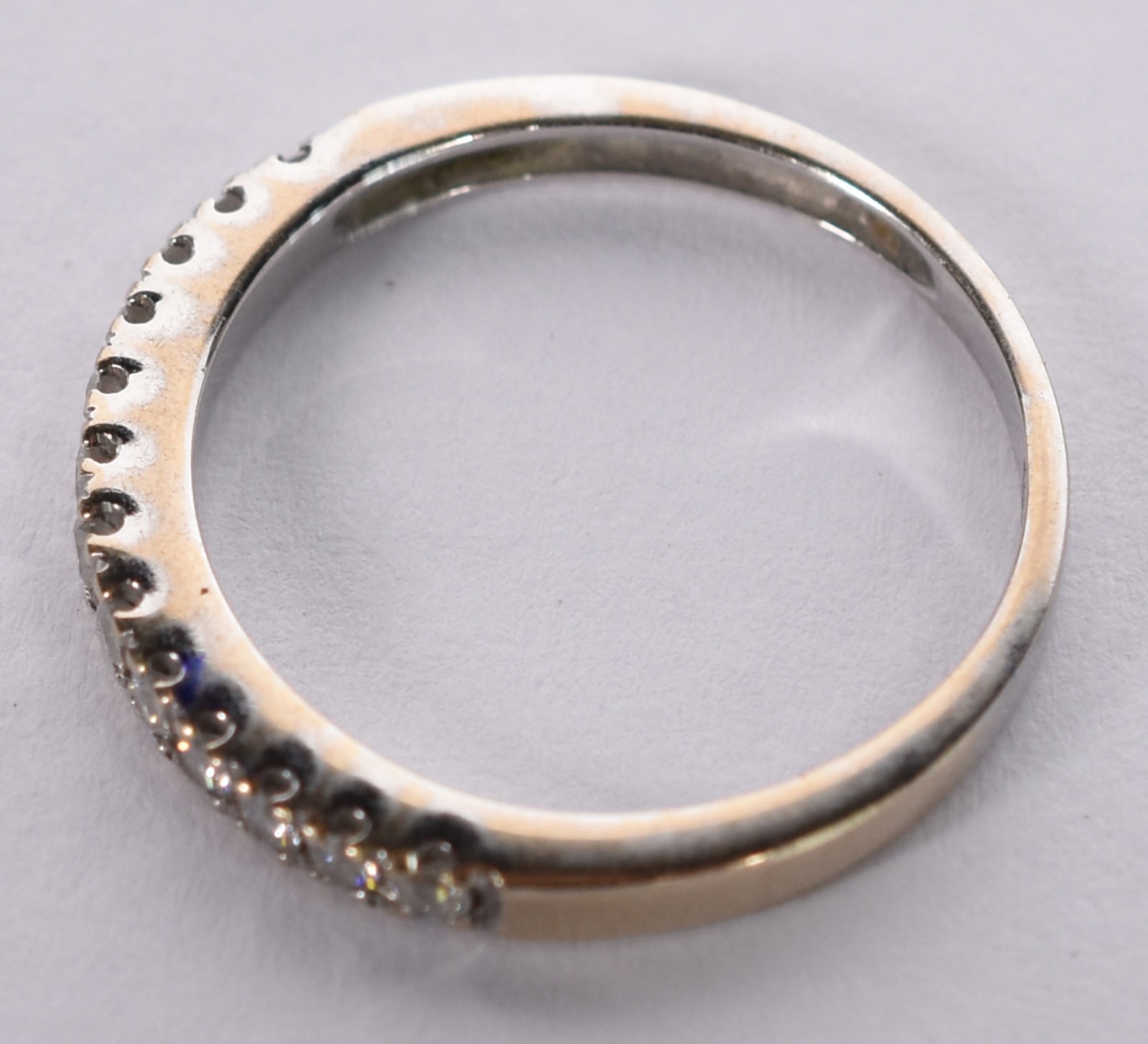 Anel de ouro branco com 12 brilhantes de 0,02 cada, total 0,24 ct... - foto 4 de 5