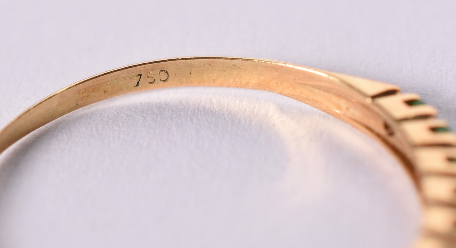 Anel de ouro contrastado 750 com esmeraldas, aro 19 (Por motivos de... - foto 4 de 5