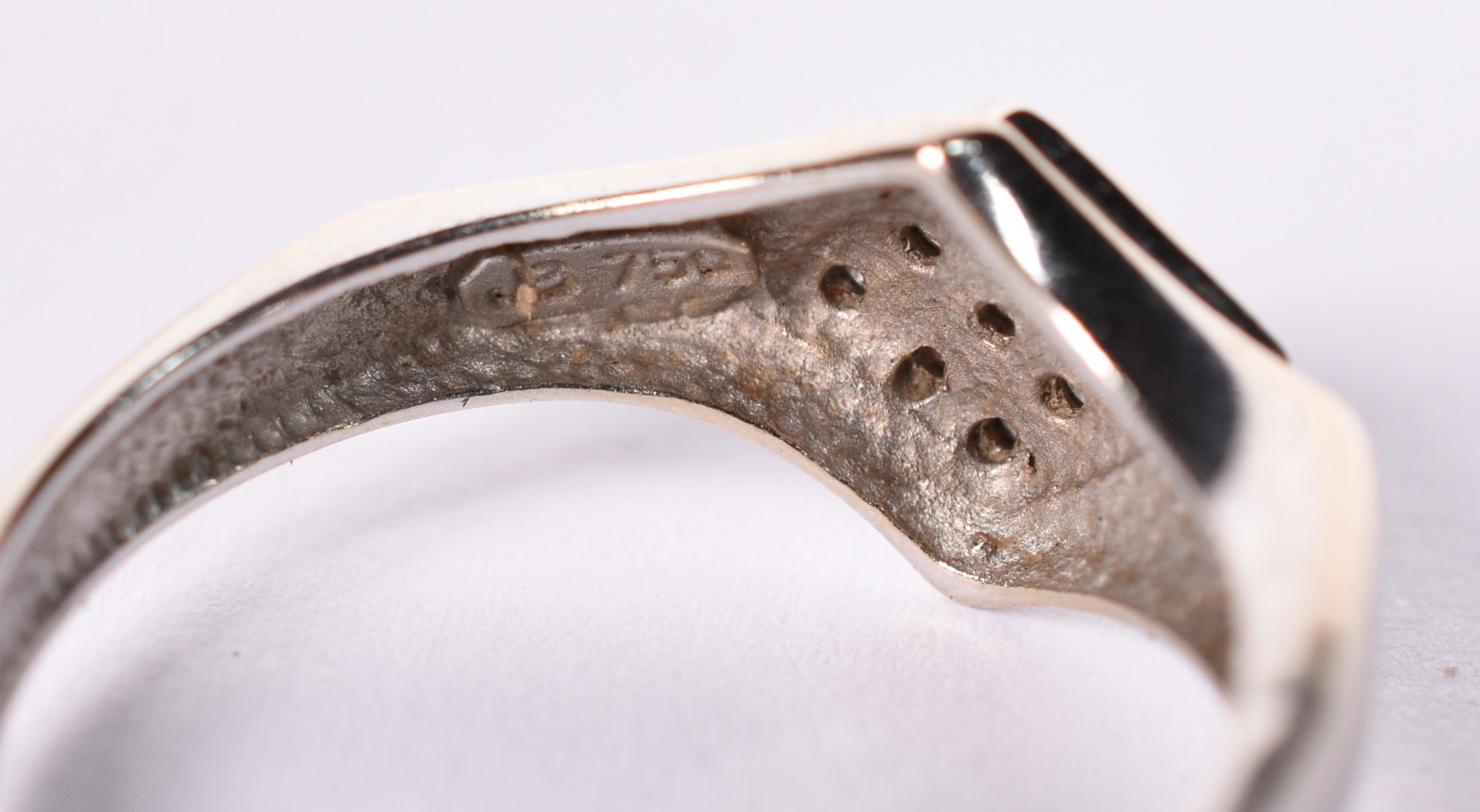 Anel de ouro branco com 9 brilhantes, aro 19 (Por motivos de... - foto 2 de 5