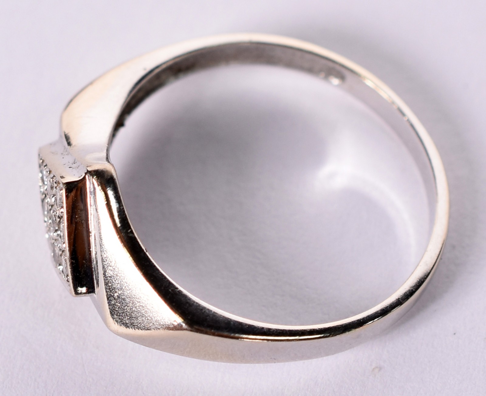 Anel de ouro branco com 9 brilhantes, aro 19 (Por motivos de... - foto 5 de 5