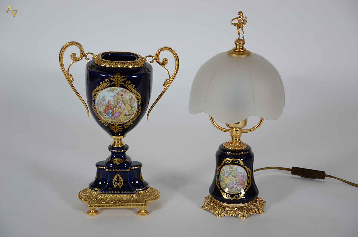 Duas peças de porcelana azul cobalto, sendo: anfora estilo francês...