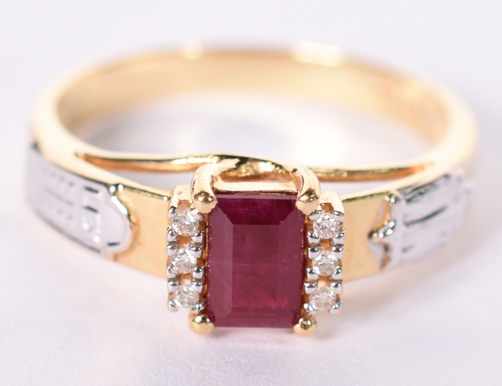 Anel de ouro de formatura com pedra e brilhante, aro 18 (Por motivos... - foto 1 de 5