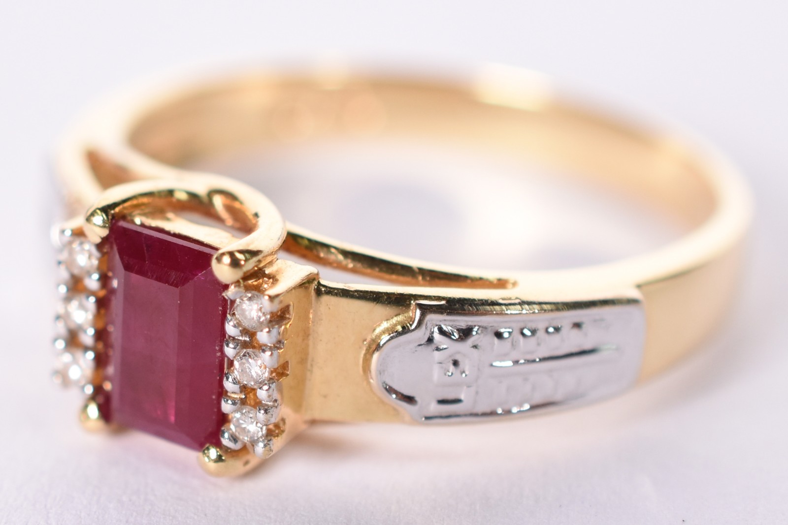 Anel de ouro de formatura com pedra e brilhante, aro 18 (Por motivos... - foto 2 de 5