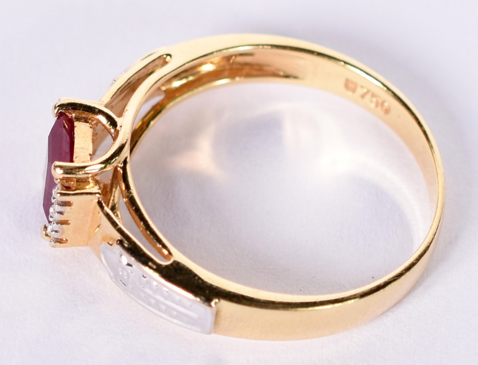 Anel de ouro de formatura com pedra e brilhante, aro 18 (Por motivos... - foto 3 de 5