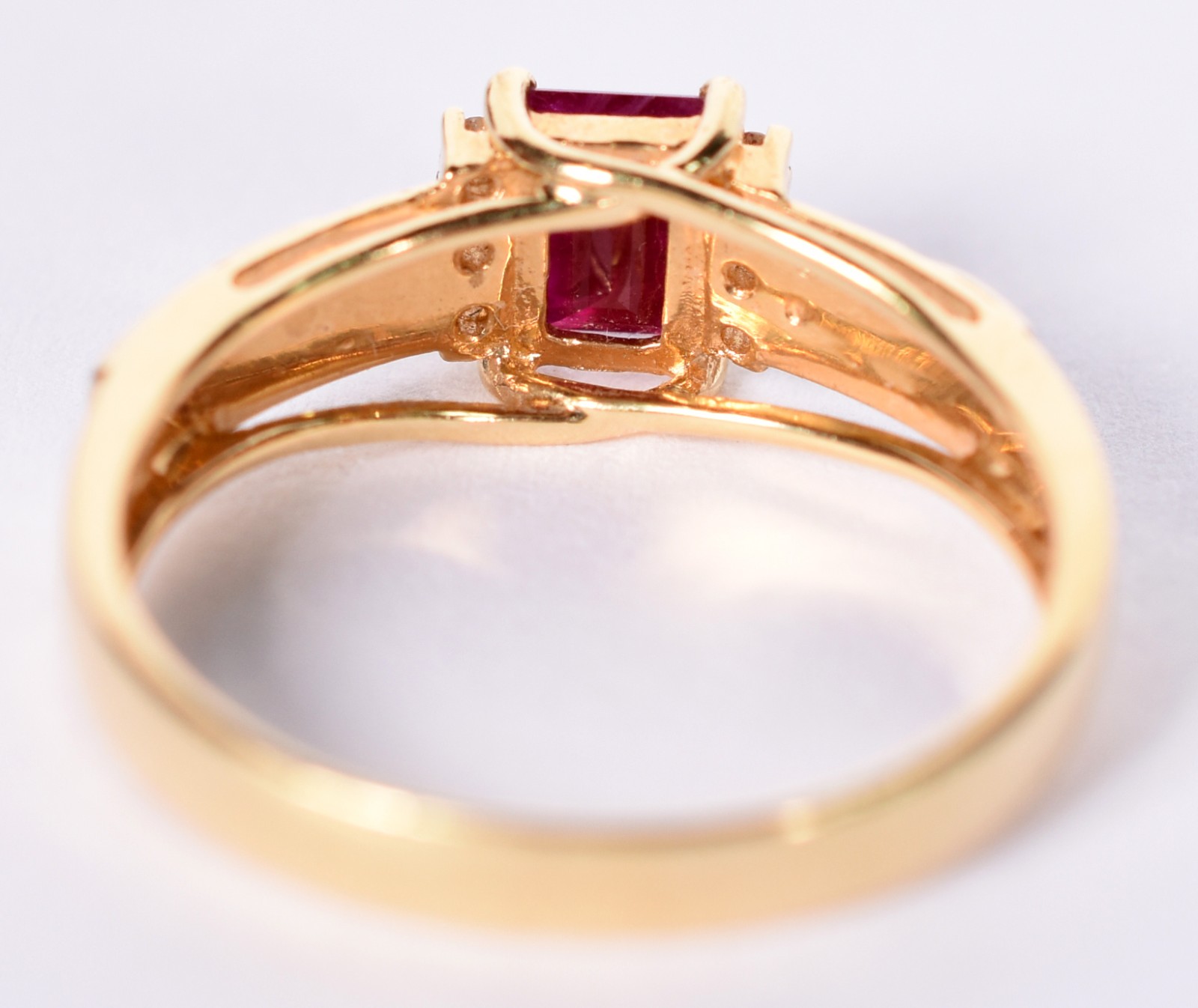Anel de ouro de formatura com pedra e brilhante, aro 18 (Por motivos... - foto 4 de 5