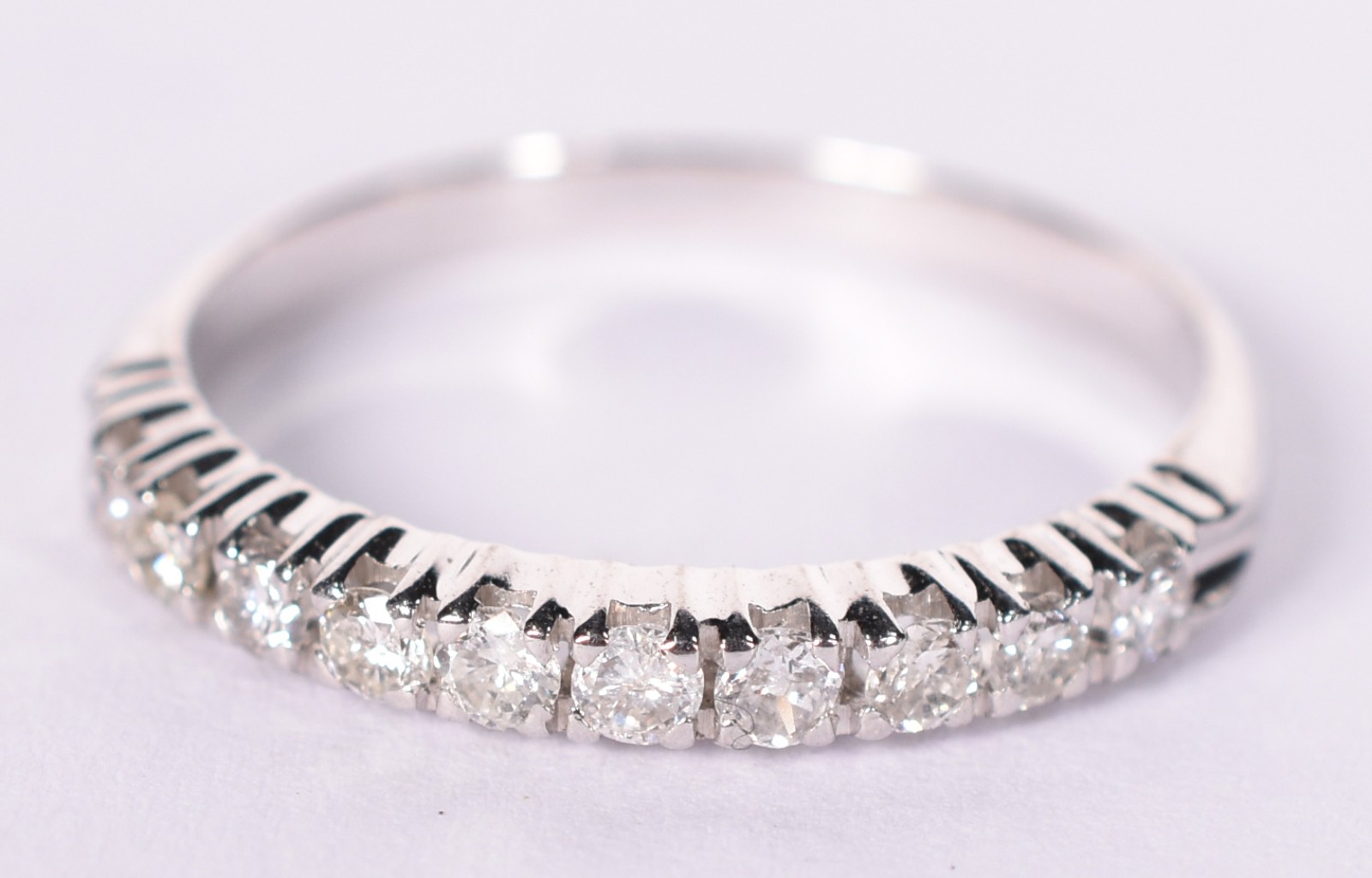 Anel de ouro branco com 10 brilhantes de 0,03 cada, total 0,30 ct... - foto 1 de 4