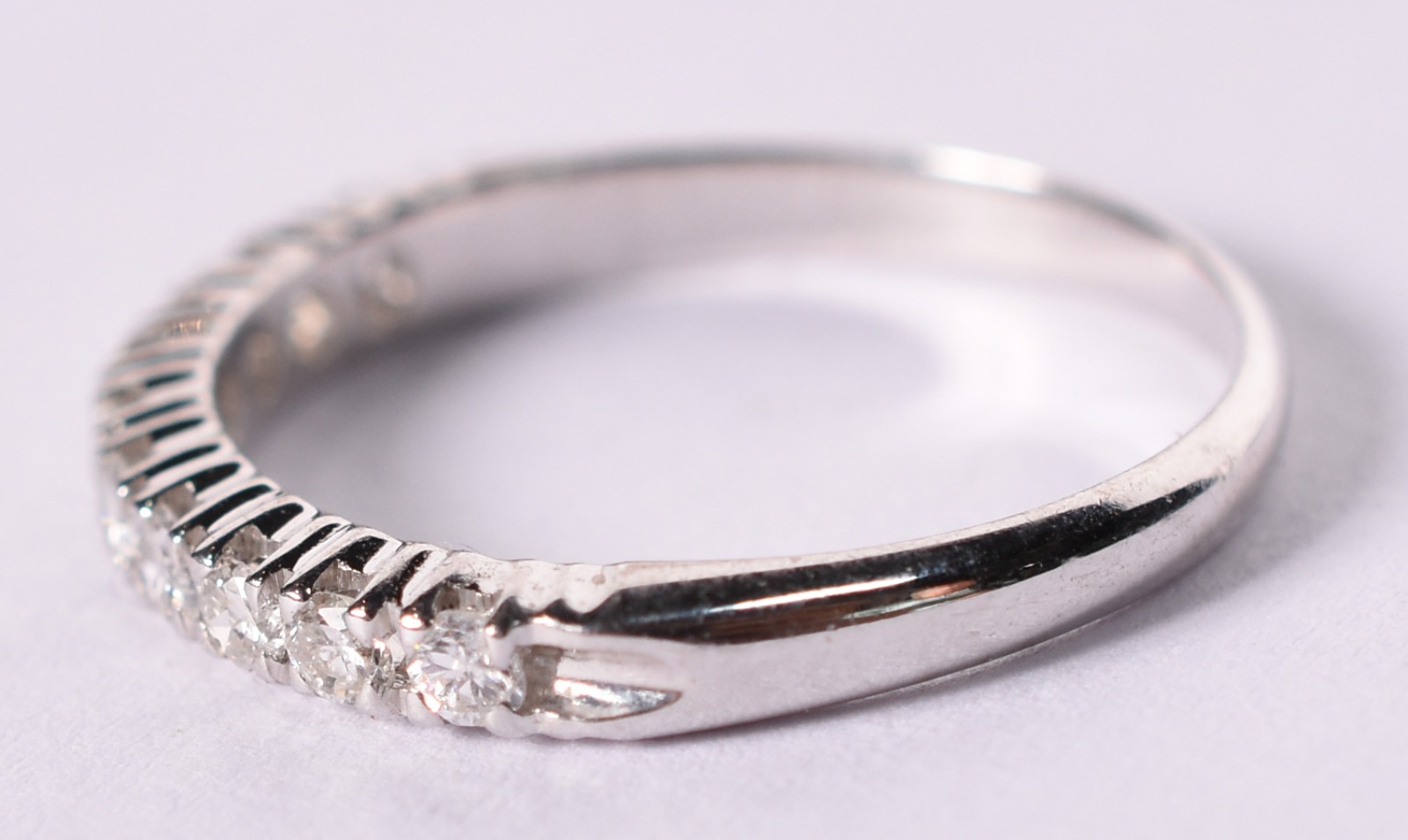 Anel de ouro branco com 10 brilhantes de 0,03 cada, total 0,30 ct... - foto 2 de 4
