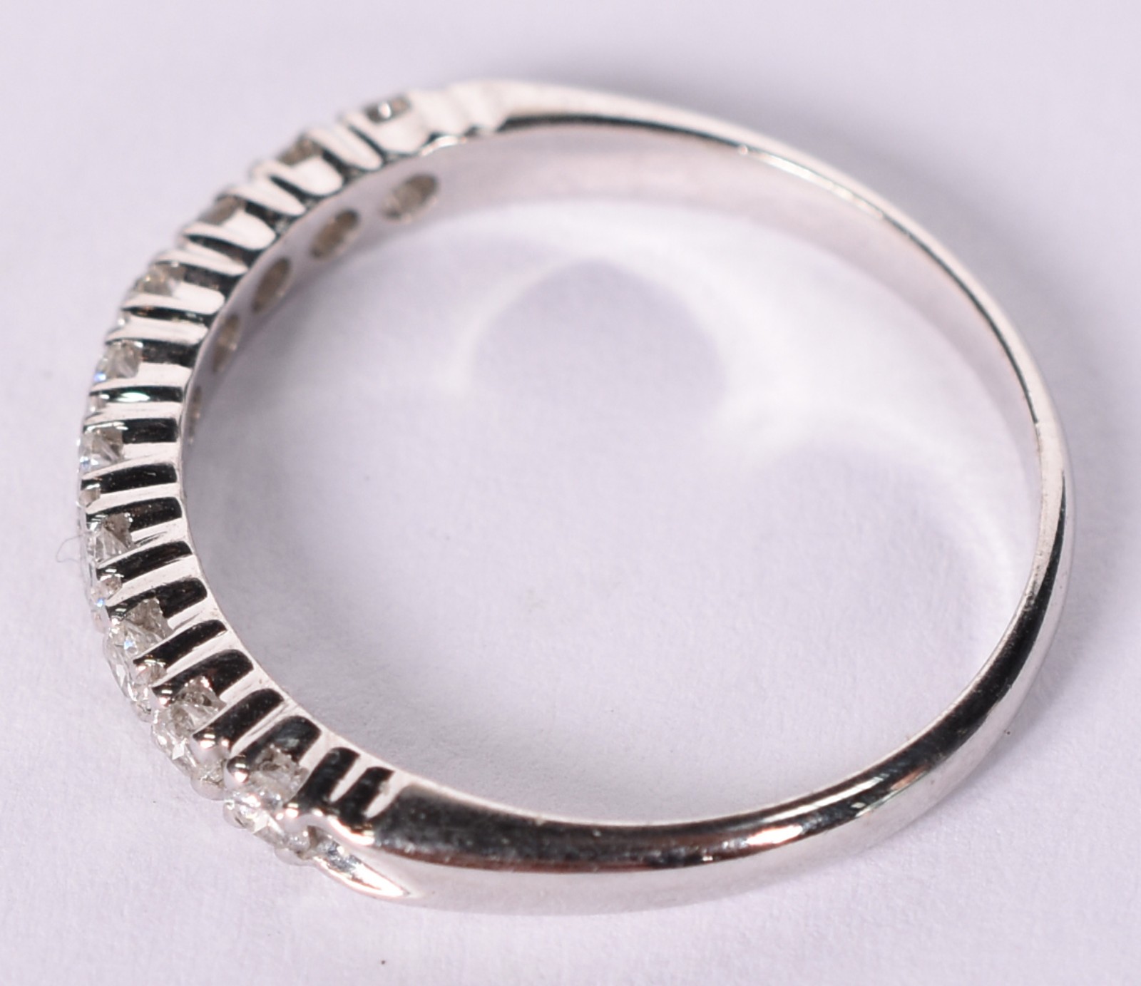 Anel de ouro branco com 10 brilhantes de 0,03 cada, total 0,30 ct... - foto 3 de 4