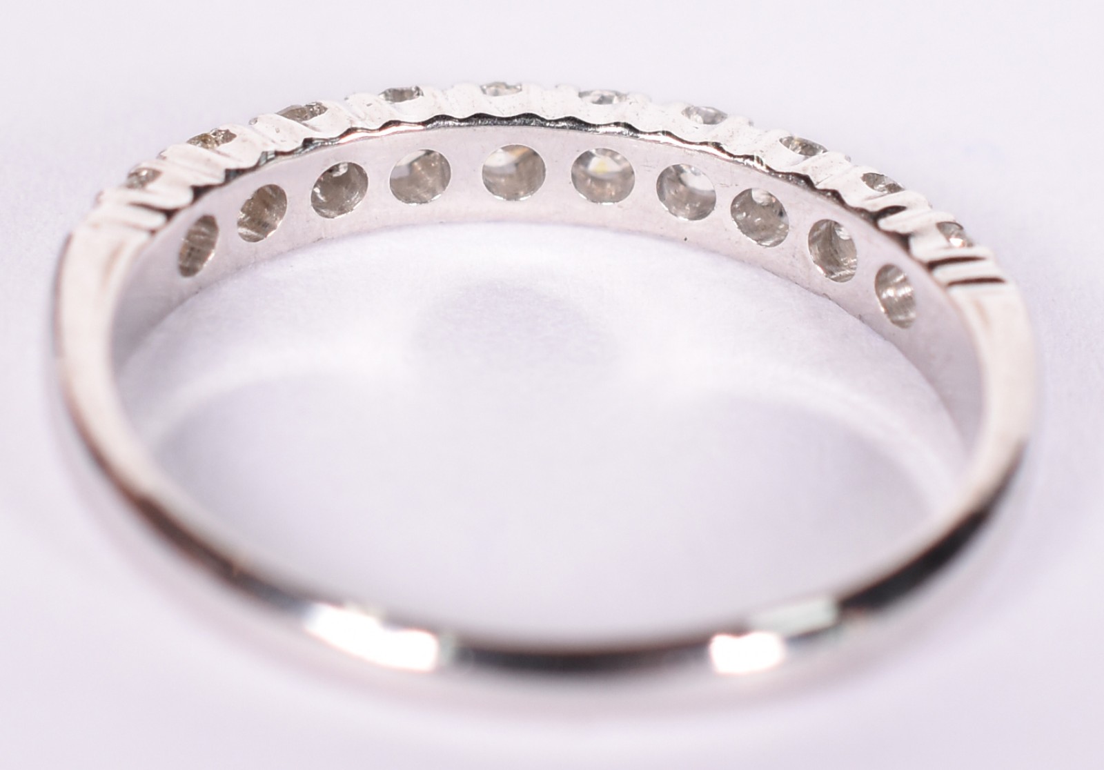 Anel de ouro branco com 10 brilhantes de 0,03 cada, total 0,30 ct... - foto 4 de 4