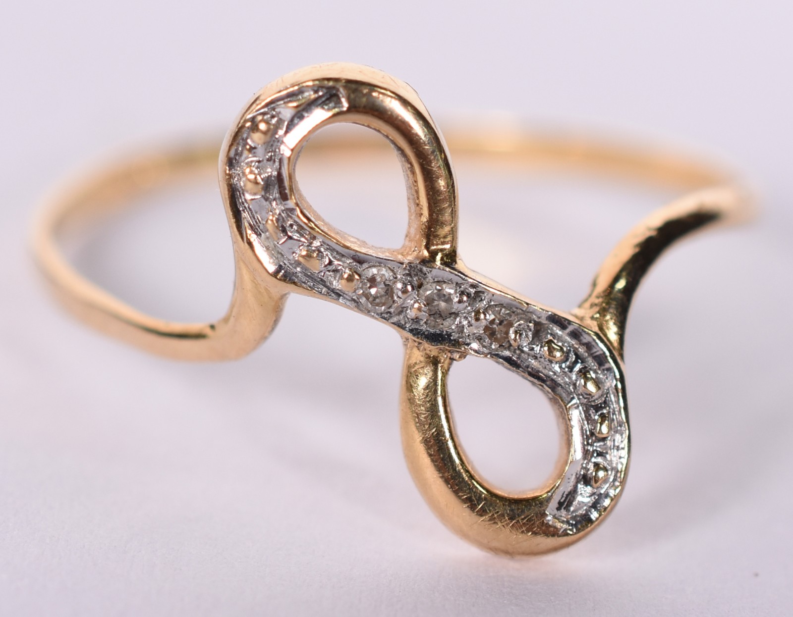 Anel de ouro feitio "8" com brilhante, aro 22 (Por motivos de... - foto 1 de 5
