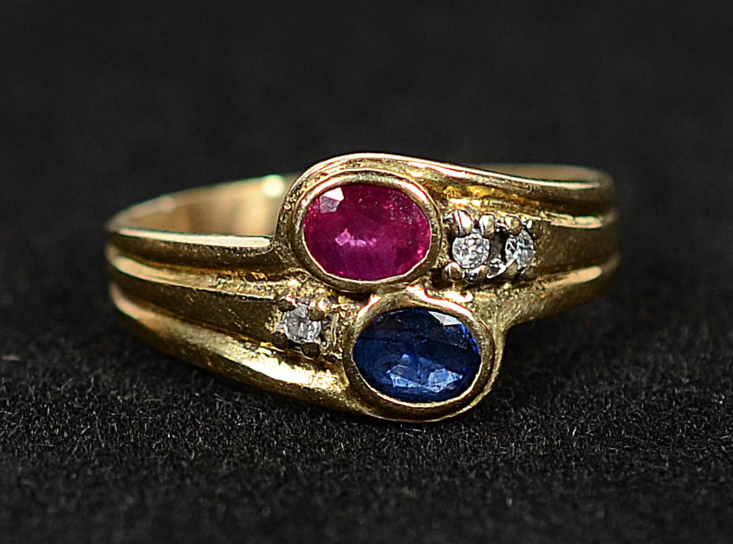 Anel de ouro 18 k com safira e brilhantes - 3,7 g - Aro 15,5 - foto 2 de 2