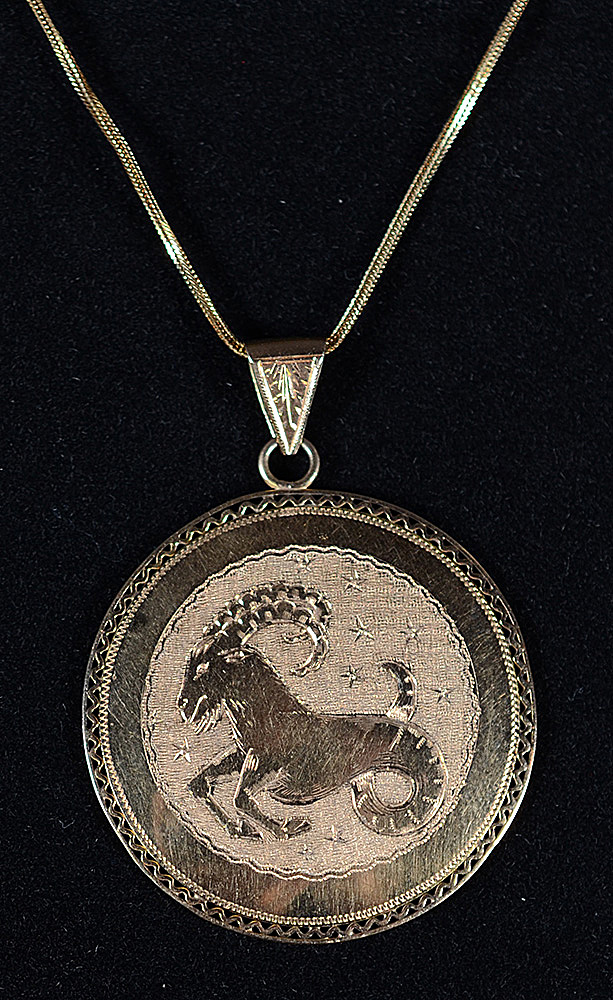 Cordão com 50cm e medalhão de ouro 18 k - 12 g - foto 1 de 2