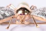 Broche em ouro 18 k feitio abelha, com asas em ... - Broche em ouro 18 k feitio abelha, com asas em ouro branco trabalhadas e diamantes e olhos em rubi e perola  (Por motivos de segurança a peça nã...