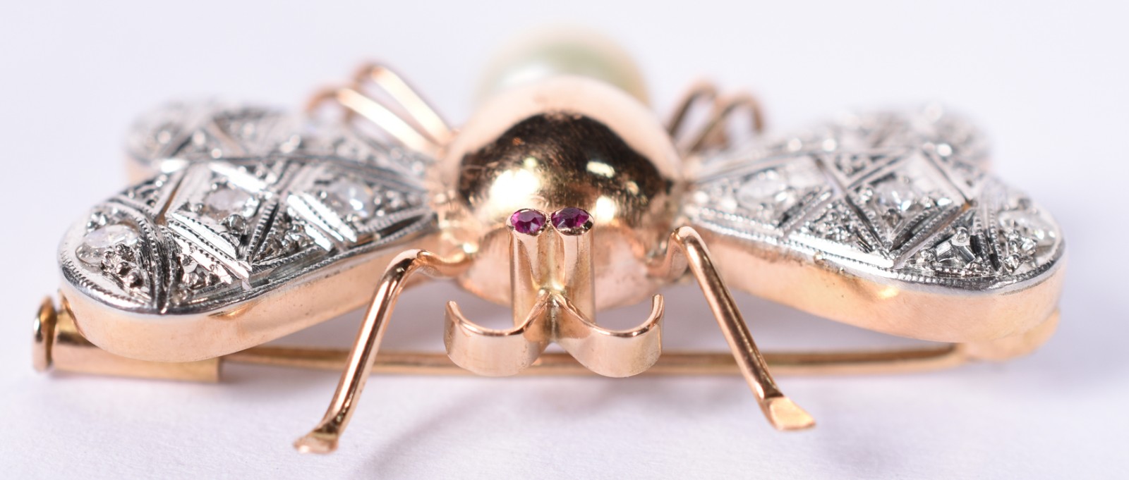 Broche em ouro 18 k feitio abelha, com asas em ouro branco... - foto 1 de 4