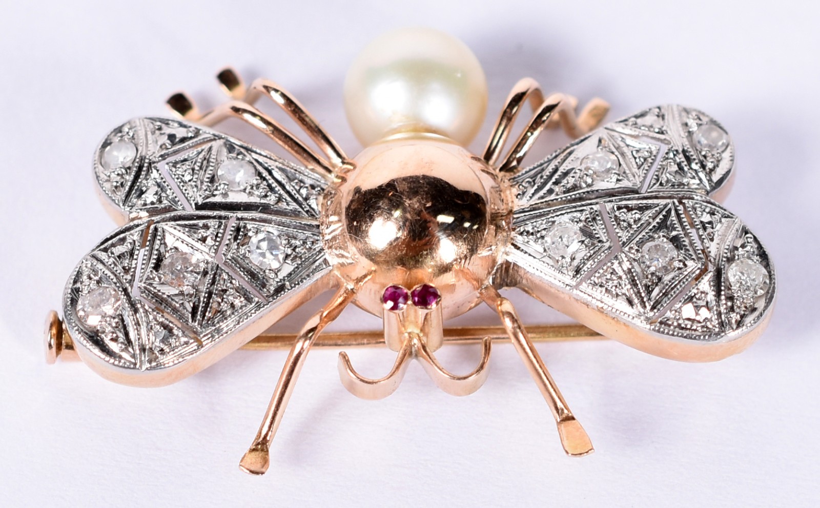 Broche em ouro 18 k feitio abelha, com asas em ouro branco... - foto 2 de 4