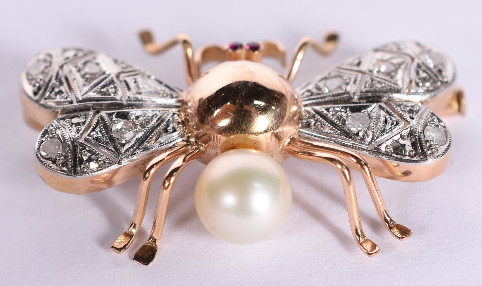 Broche em ouro 18 k feitio abelha, com asas em ouro branco... - foto 3 de 4