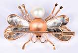 Broche em ouro 18 k feitio abelha, com asas em ... - Broche em ouro 18 k feitio abelha, com asas em ouro branco trabalhadas e diamantes e olhos em rubi e perola  (Por motivos de segurança a peça nã...