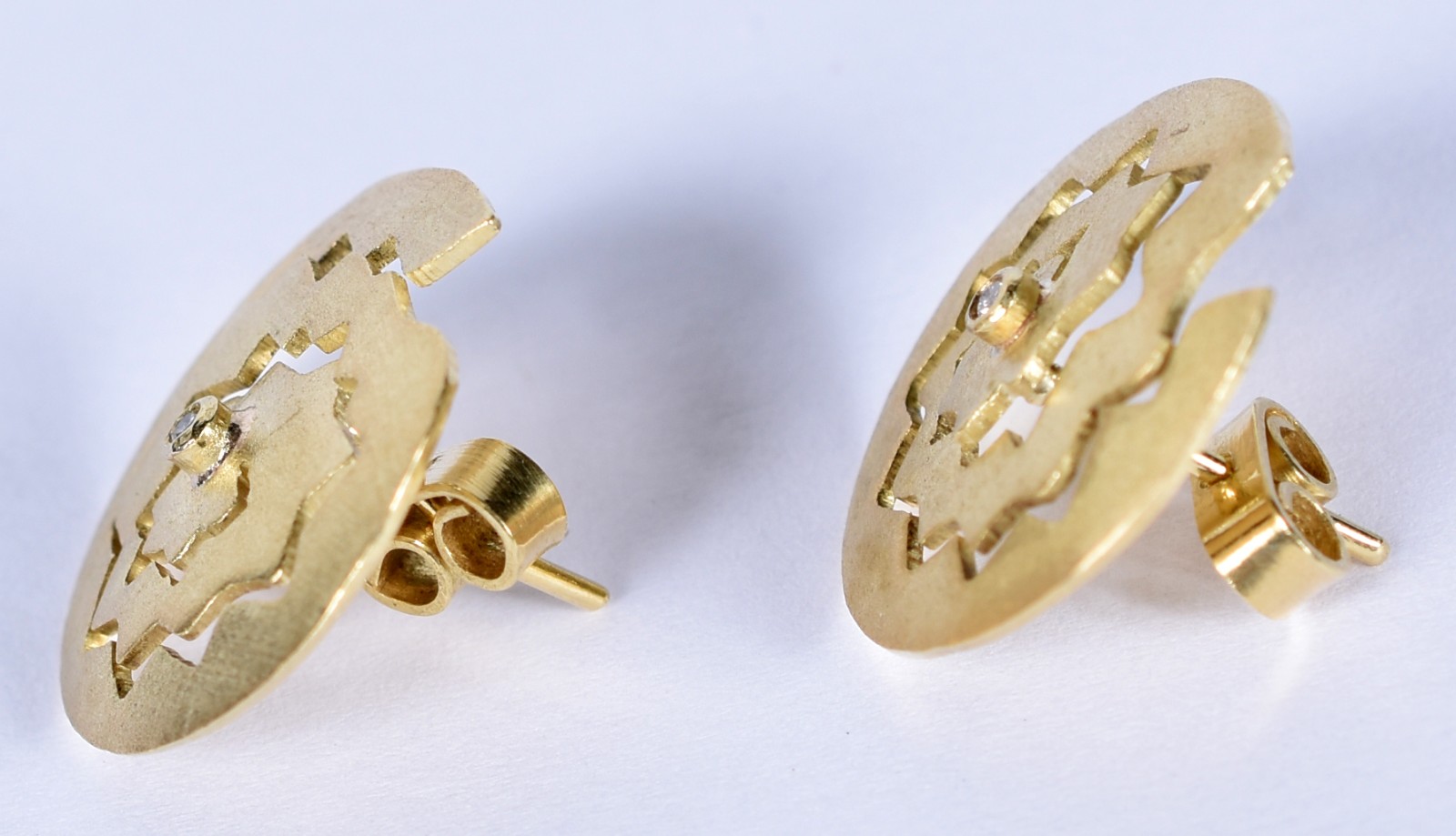 Par de brincos em ouro 18 k fosqueados e vazados com um diamante no... - foto 2 de 3
