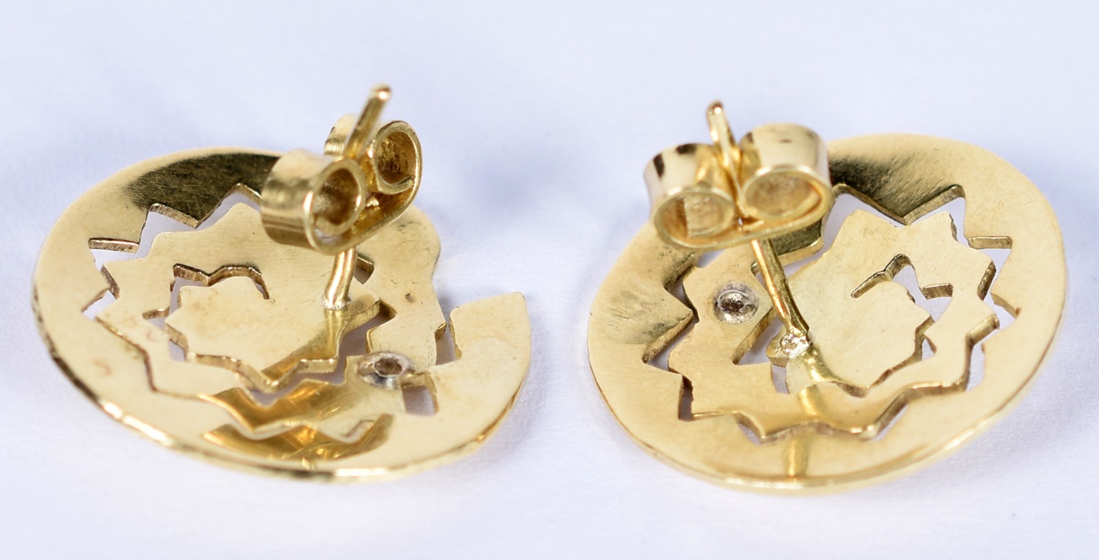 Par de brincos em ouro 18 k fosqueados e vazados com um diamante no... - foto 3 de 3