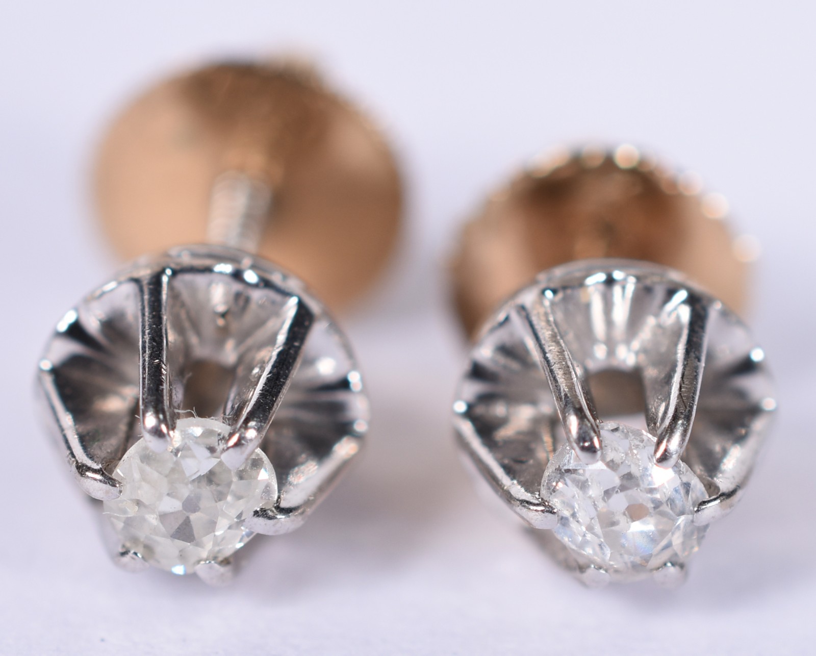 Par de brincos solitários em ouro branco 18 k com um diamante de 0,10... - foto 1 de 3
