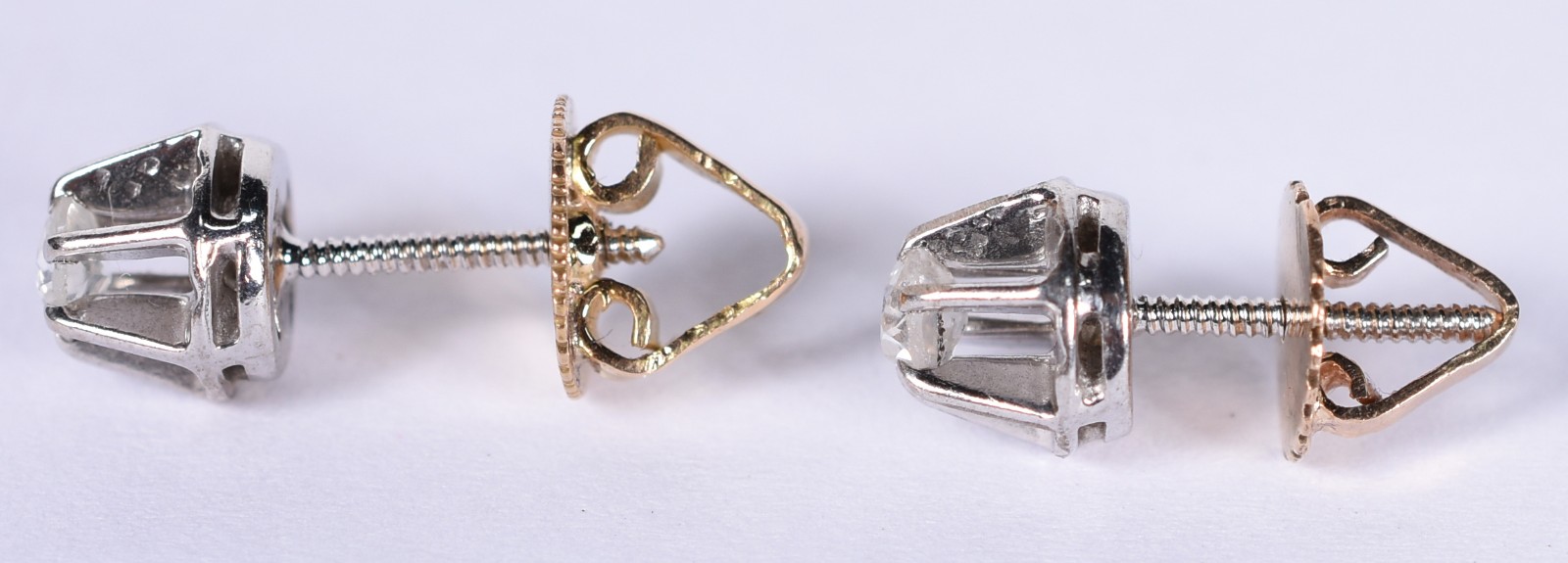 Par de brincos solitários em ouro branco 18 k com um diamante de 0,10... - foto 3 de 3