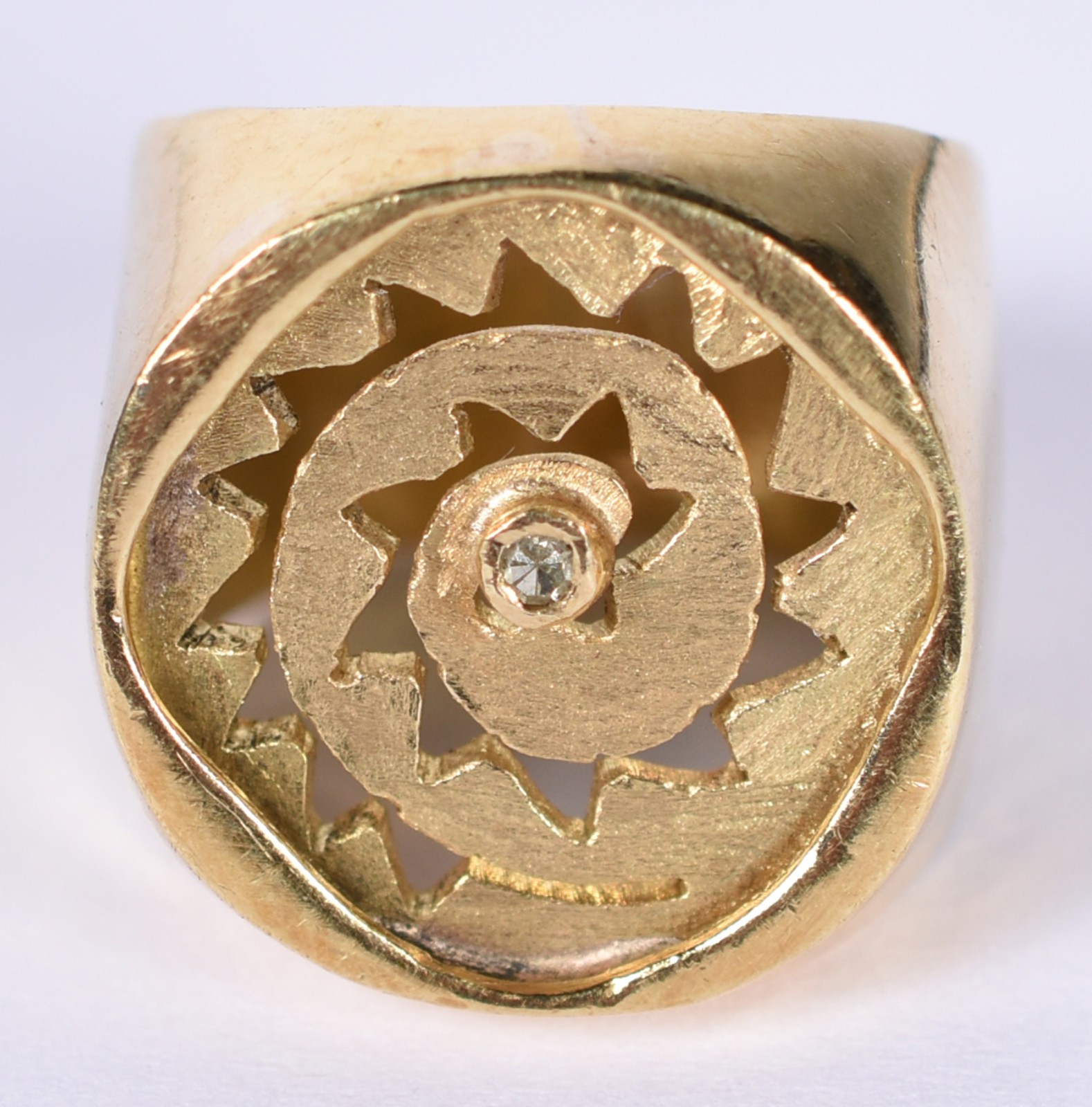 Anel em ouro 18 k feitio redondo vazados com 1 diamante no centro... - foto 1 de 4